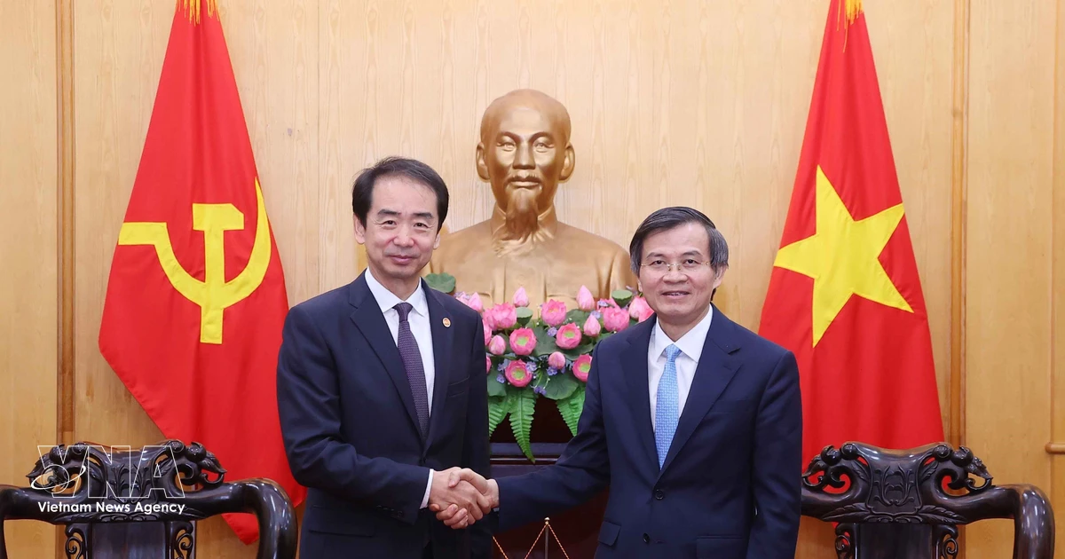 Vietnam, China foster cooperation in theory research, official training