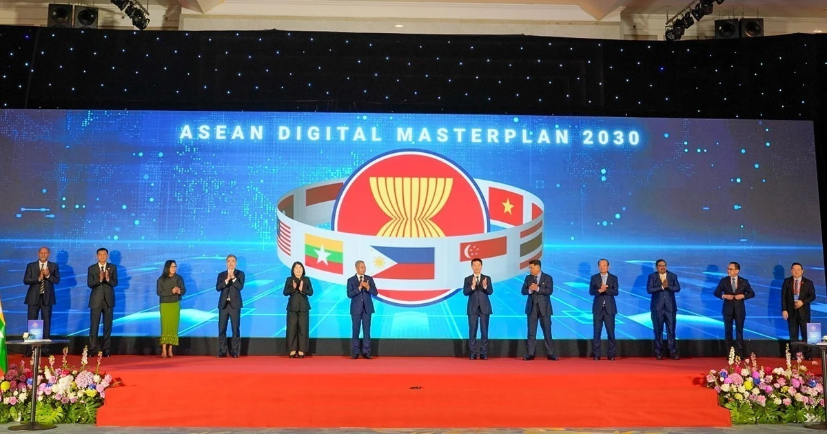 Officials at the closing ceremony of the 6th ASEAN Digital Ministers' Meeting in Ha Noi on January 16 (Photo: VNA)