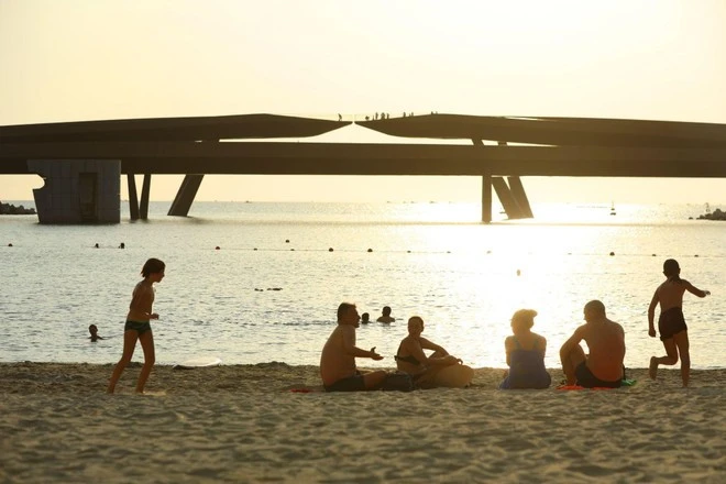 Tourists enjoy the sunset with Kiss Bridge scenery - one of the tourist symbols of Phu Quoc. (Photo: Sun Group)