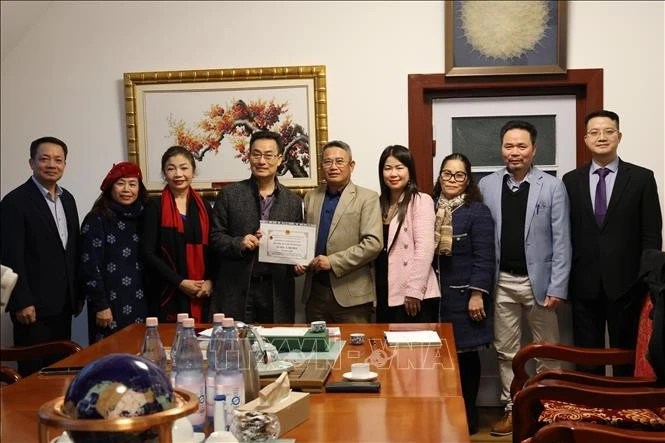 Representative of the Vietnamese Embassy in Germany and the Executive Committee of the Vietnamese Associations hold a meeting to review two fundraising campaigns supporting flood-affected compatriots. (Photo: VNA)