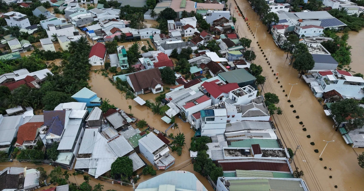 Floodwaters rose rapidly, reaching their peak on the afternoon of November 17, causing widespread inundation in areas along the Cai River. (Photo: VNA)