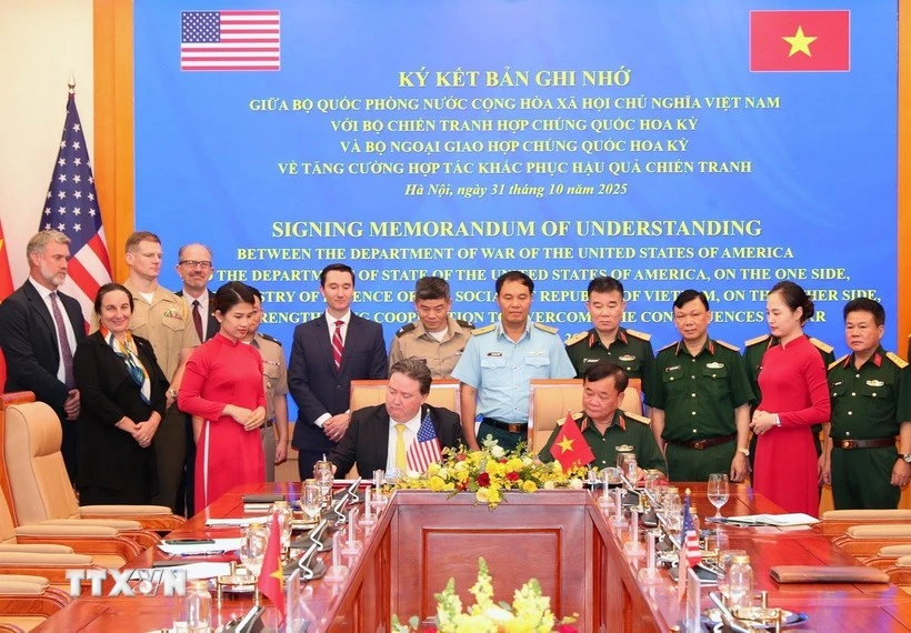 Deputy Minister of National Defence Senior Lieutenant General Hoang Xuan Chien and US Ambassador to Viet Nam Marc Knapper sign the memorandum of understanding on enhancing cooperation in addressing the legacies of war in Ha Noi on October 31. (Photo: VNA)