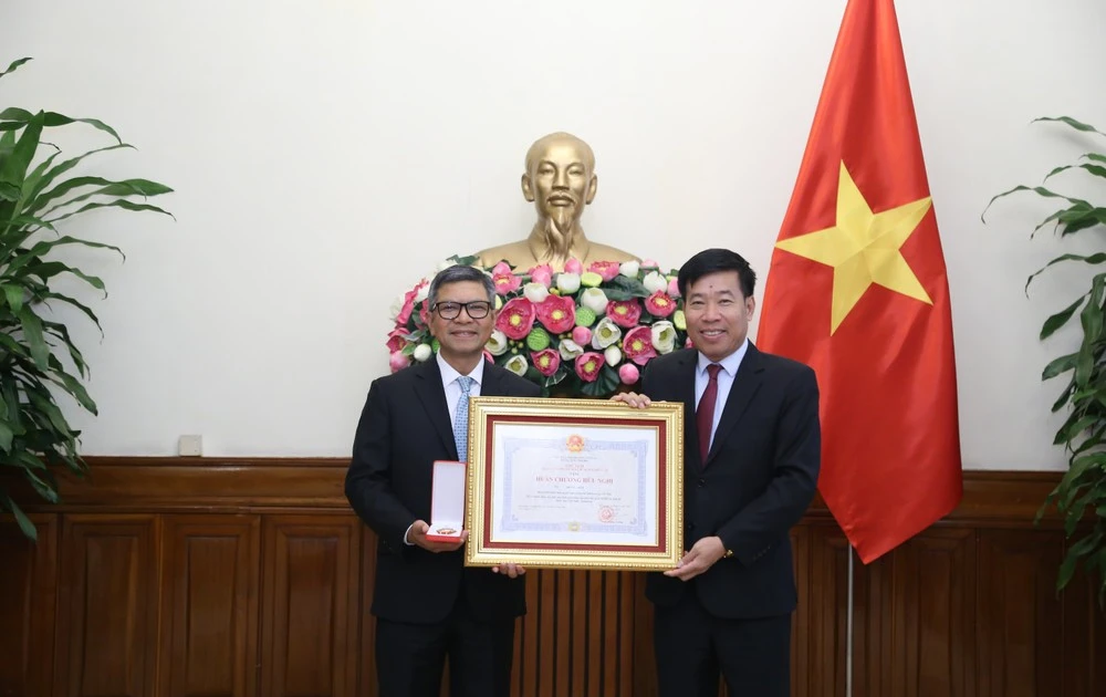Deputy Foreign Minister Nguyen Manh Cuong (R), on behalf of the State President, presents the Friendship Order to Indonesian Ambassador to Viet Nam Denny Abdi at a ceremony in Ha Noi on October 31 (Photo: VNA)