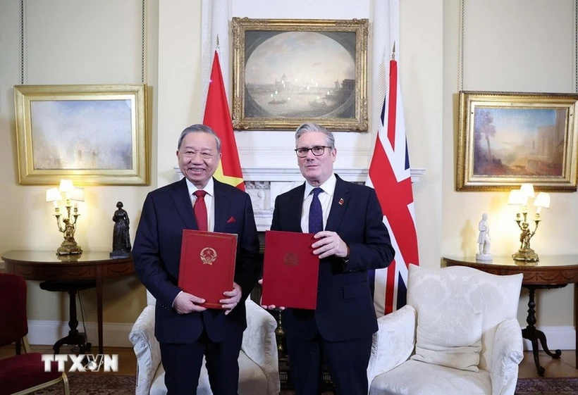 General Secretary of the Communist Party of Viet Nam Central Committee To Lam and UK Prime Minister Keir Starmer exchange the joint statement announcing the elevation of Viet Nam–UK relations to a Comprehensive Strategic Partnership. (Photo: VNA)