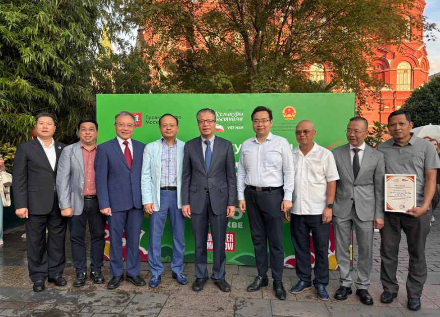 Vietnamese Ambassador Dang Minh Khoi (centre) commends the Moscow authority, as well as the Vietnamese community in the country, sponsors, and volunteers for their unity and contributions to the event’s success. (Photo: VNA)
