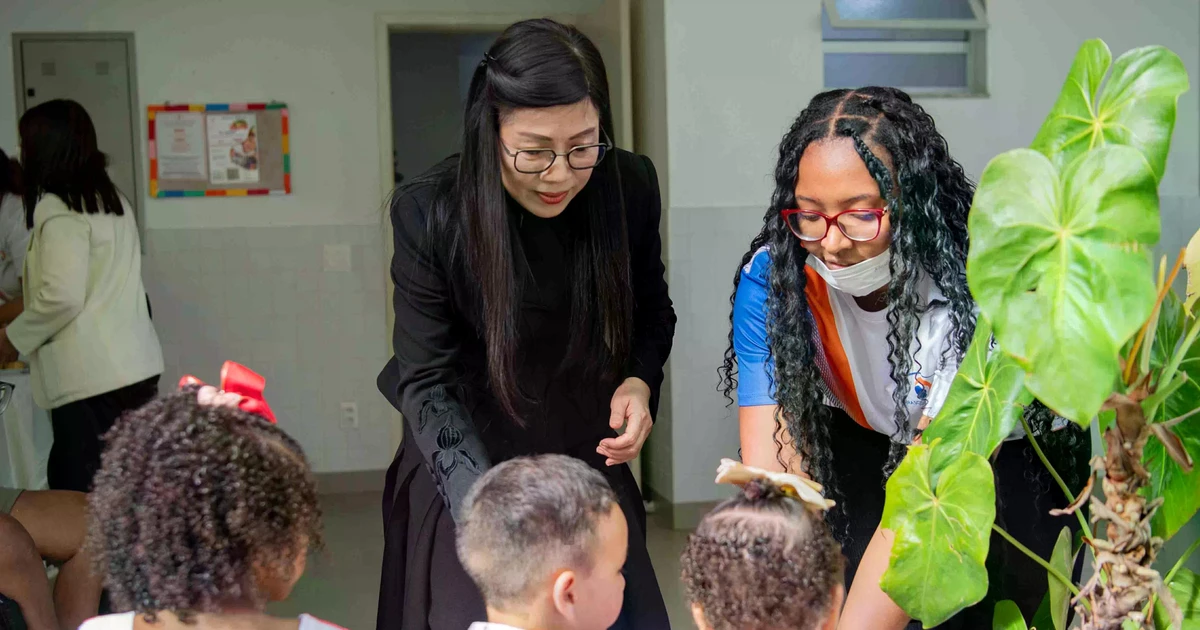 Prime Minister Pham Minh Chinh’s spouse Madam Le Thi Bich Tran, visits the Dona Meca Social Welfare Centre in Rio de Janeiro. (Photo: baoquocte.vn)