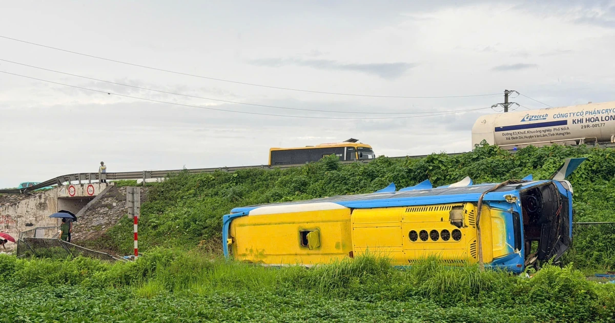 PM orders urgent probe into deadly coach overturn on Hanoi expressway