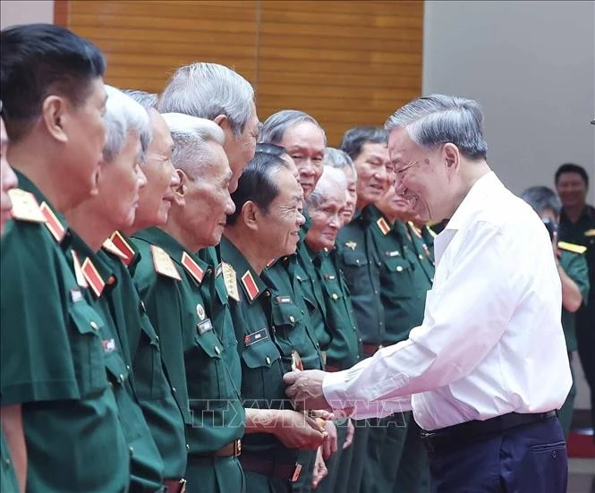 Party General Secretary To Lam (R) meets with ex-revolutionaries and war heroes in Hanoi on July 31. (Photo: VNA)