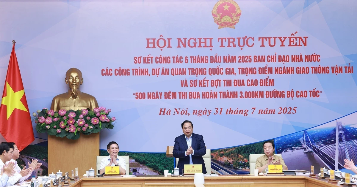 Prime Minister Pham Minh Chinh chairs the 19th meeting of the State Steering Committee for National Key Transport Projects on July 31. (Photo: VNA)