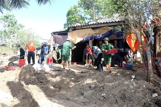 Authorities help people in Tinh Khe commune (Quang Ngai) overcome the consequences of Tyhoon Kalmaegi (Photo: VNA)