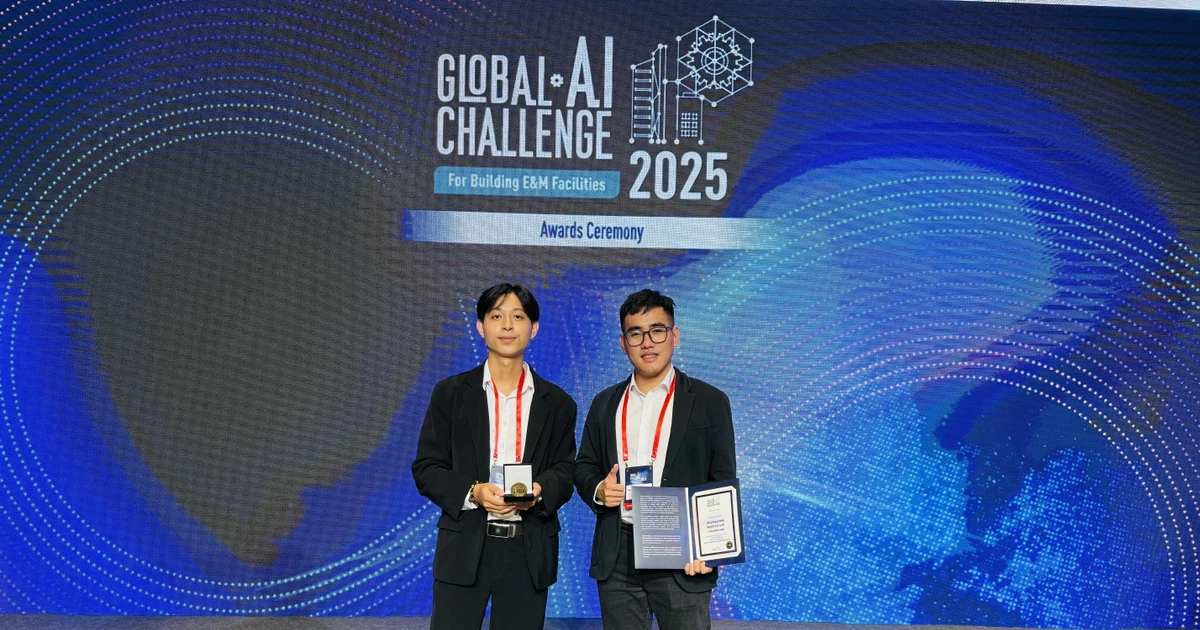 Nguyen Hoang Vu, AI engineer and CEO of AIZ startup company left) and engineer Luong Duc Long of Viettel Group at the award ceremony. (Photo: VNA)