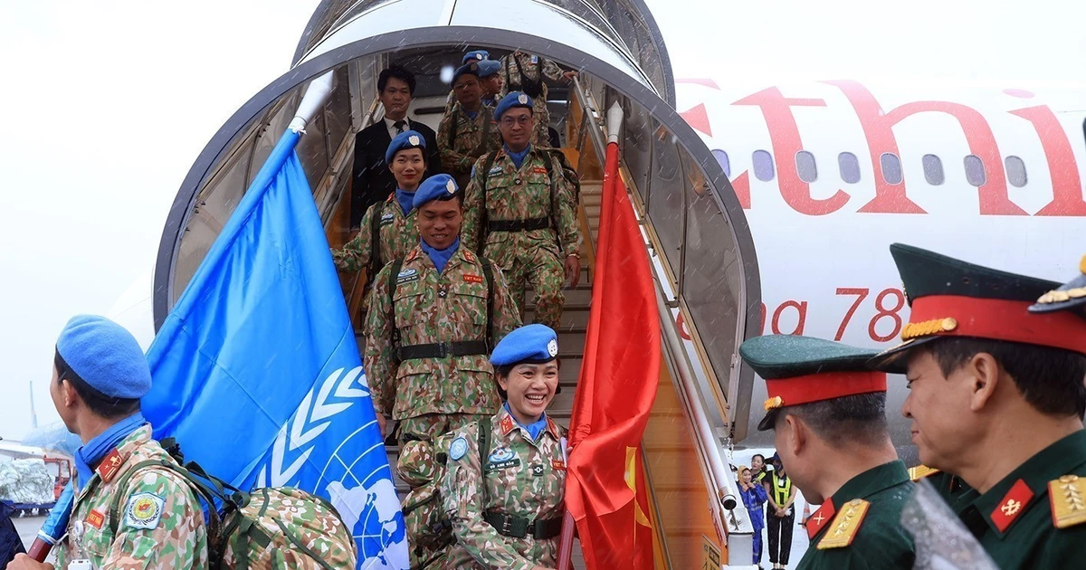 Engineering Unit Rotation 3 is welcomed at Noi Bai International Airport on September 29. (Photo: VNA)