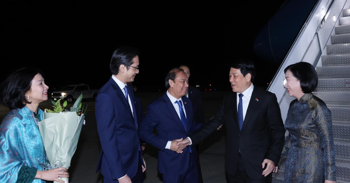 President Luong Cuong and his spouse are welcomed at John F. Kennedy International Airport on September 21 evening (local time). (Photo: VNA)