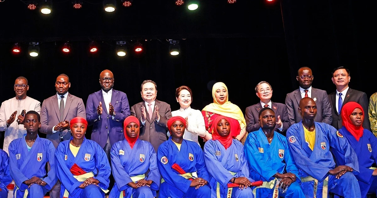 NA Chairman Tran Thanh Man (standing, fourth from left) and his spouse Nguyen Thi Thanh Nga (fifth from left) visit the Vovinam martial arts club in Dakar on July 23. (Photo: VNA)