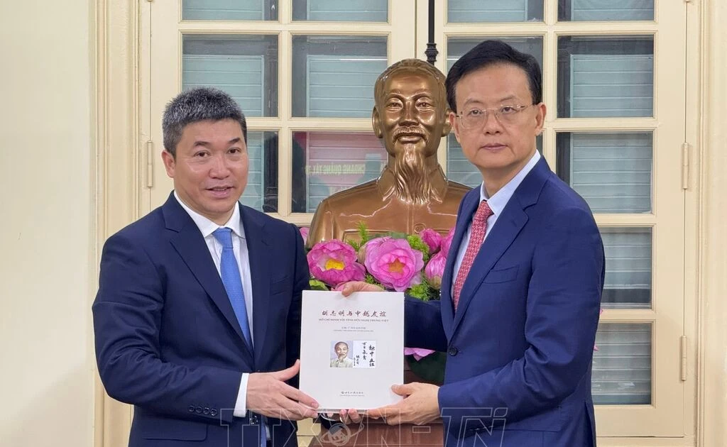 President of the Viet Nam Union of Friendship Organisations Phan Anh Son (L) and Wei Ran, Director General of the Foreign Affairs Office and President of the People’s Association for Friendship with Foreign Countries of China's Guangxi Zhuang Autonomous Region (Photo: VNA)