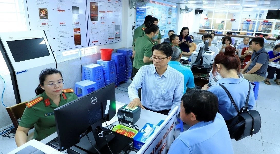 A police officer at the Immigration Division of southern Dong Nai province is instructing foreigners how to register for a level-2 electronic identification account. (Photo: VNA)
