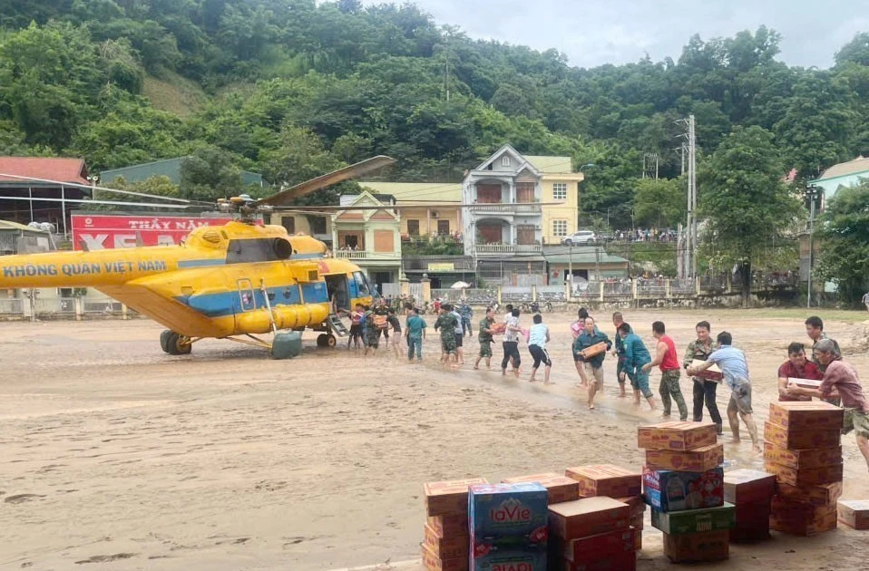 An Mi 171 helicopter of the air defence - air force service brings essential goods to flood-hit residents in Nghe An province. (Photo: VNA)