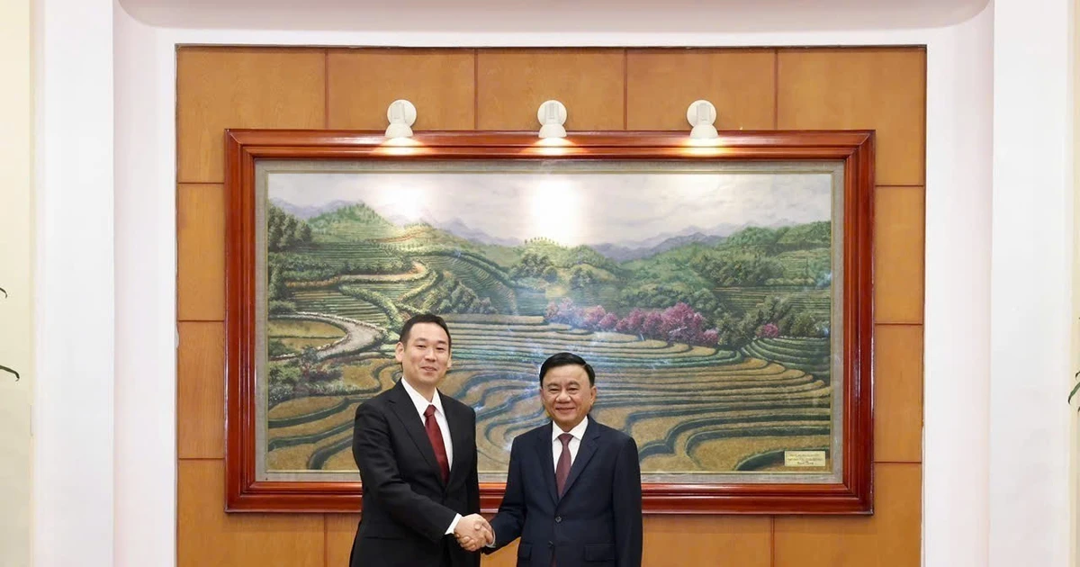 Permanent member of the Communist Party of Viet Nam (CPV) Central Committee's Secretariat Tran Cam Tu (R) and Tanaka Yu, vice chairman of the Presidium and acting head of the Secretariat of the Japanese Communist Party (JCP) Central Committee (Photo: VNA)