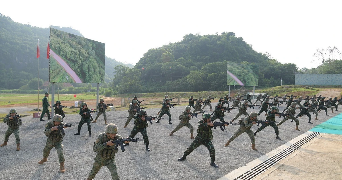Throughout the 10-day event, the two ground forces maintain close coordination and strictly follow training plans. (Photo: VNA)