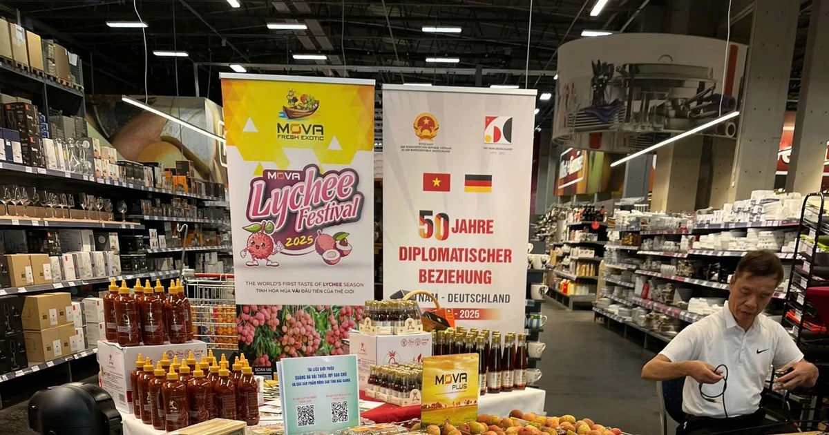 Vietnamese agricultural products are promoted in Germany. The Vietnam Trade Office in Germany, in coordination with the Selgros wholesale supermarket system, organise "Vietnamese Goods Day" in Berlin, Germany on June 17. (Photo: moit.gov.vn)