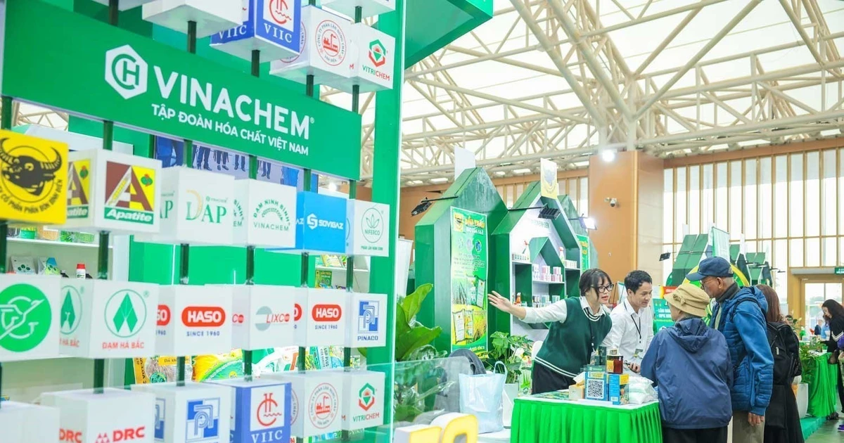 A booth of Vinachem Mart, a platform for boosting domestic and foreign customers' access to products of Viet Nam's chemical industry, at the Autumn Fair 2025 (Photo: VNA)
