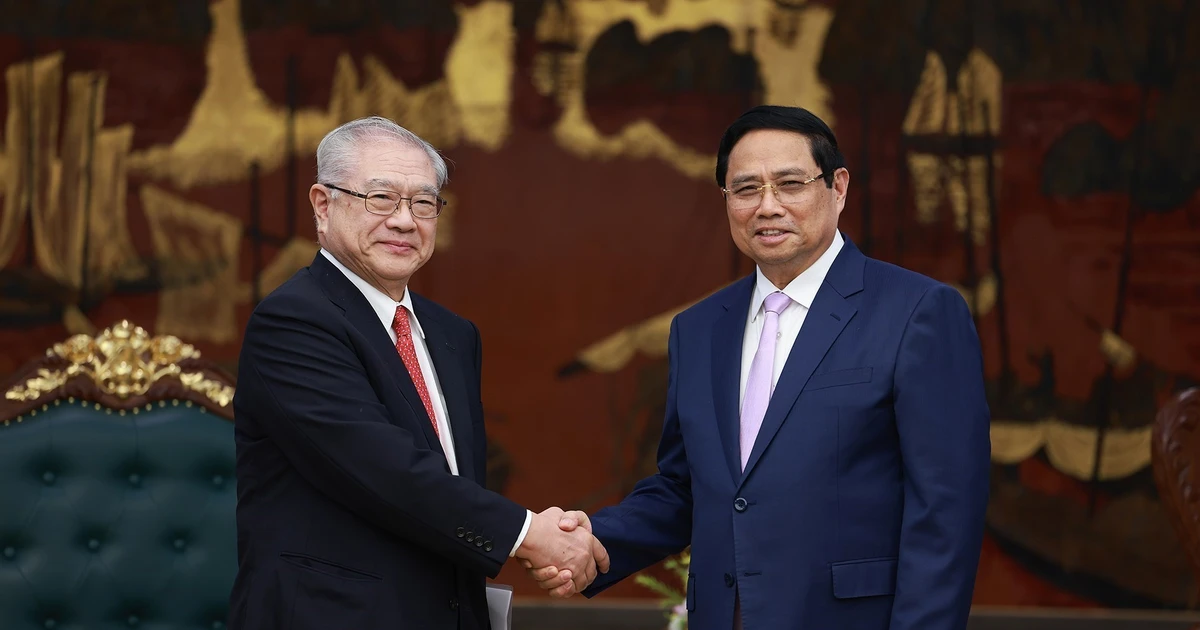 PM Pham Minh Chinh (R) and President of Japan - Viet Nam Friendship Association Nishimura Teiichi (Photo: VNA)