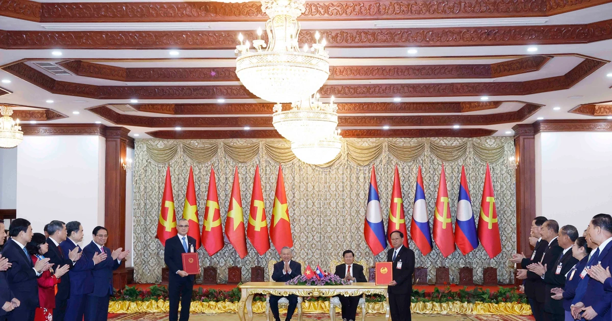 Leaders of Vietnam, Laos witness exchange of bilateral cooperation agreements