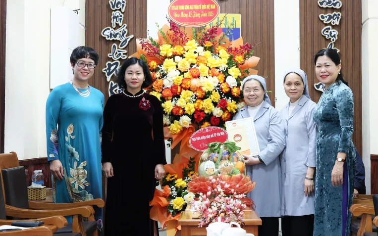 Front official extends Christmas greetings to Hanoi’s St. Paul of Chartres nuns