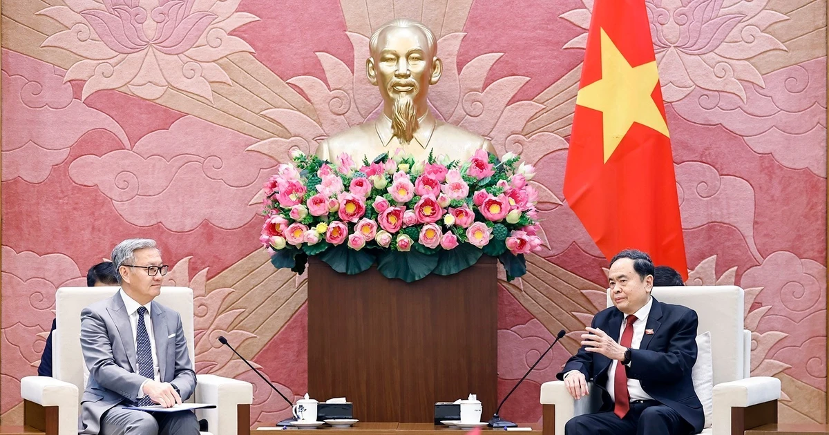 Top legislator receives Lao foreign minister in Hanoi
