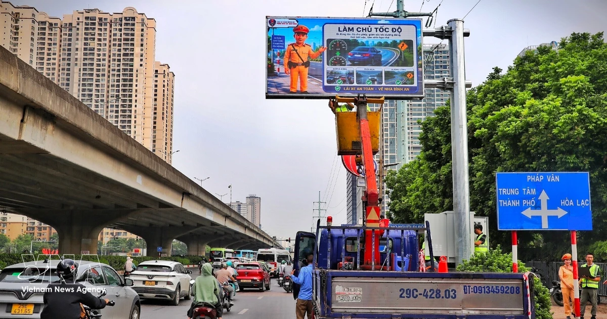 Hanoi launches real-time traffic information system with 36 electronic message boards