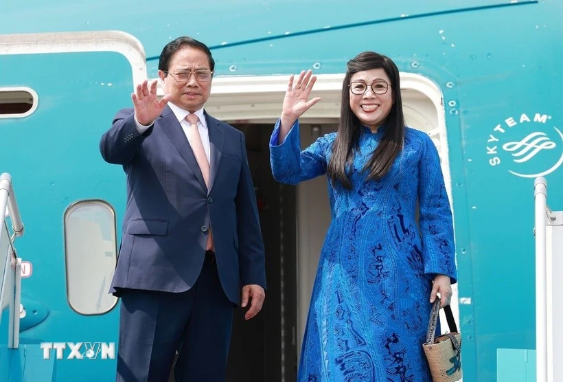 Prime Minister Pham Minh Chinh, his spouse Le Thi Bich Tran leave Ha Noi on July 4 afternoon for Brazil to attend the expanded BRICS summit. (Photo: VNA)