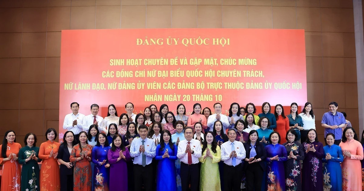 NA Chairman Tran Thanh Man together with female deputies and Party members of the NA Party Committee at the meeting (Photo: VNA)