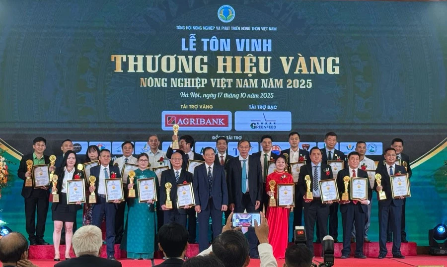 Representatives from brands that win the “Viet Nam Golden Agricultural Brand Awards 2025.” (Photo: laodong.vn)