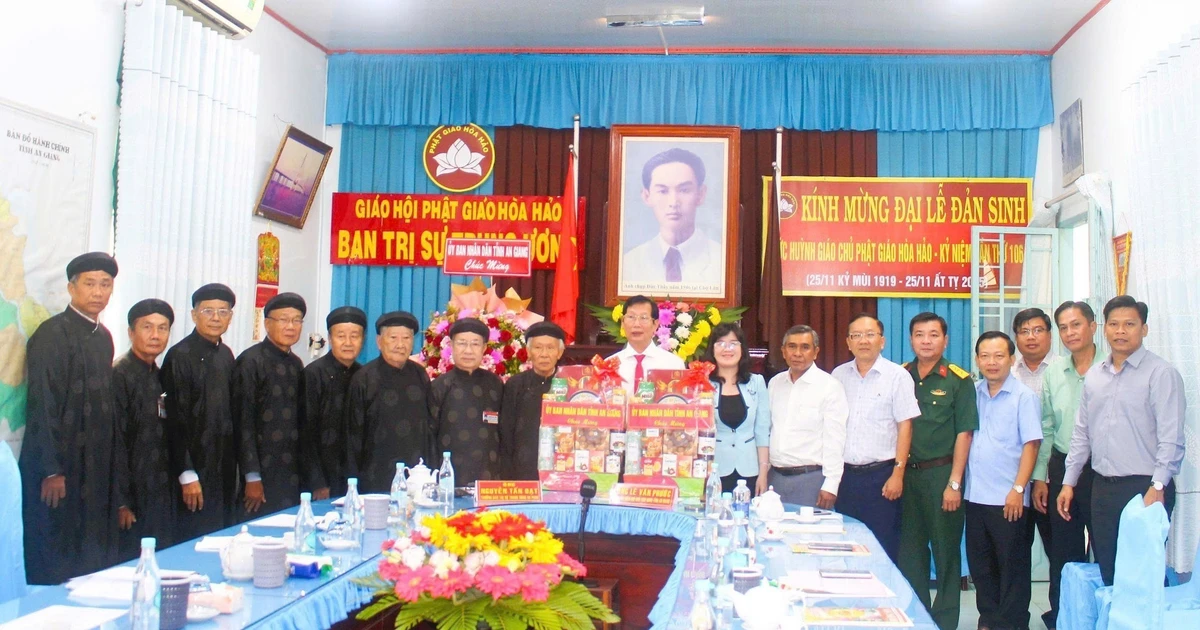 Vice Chairman of the People's Committee of An Giang province Le Van Phuoc and the delegation present flowers and gifts to congratulate the Central Executive Committee of the Hoa Hao Buddhist Sangha and its followers. (Photo: VNA)