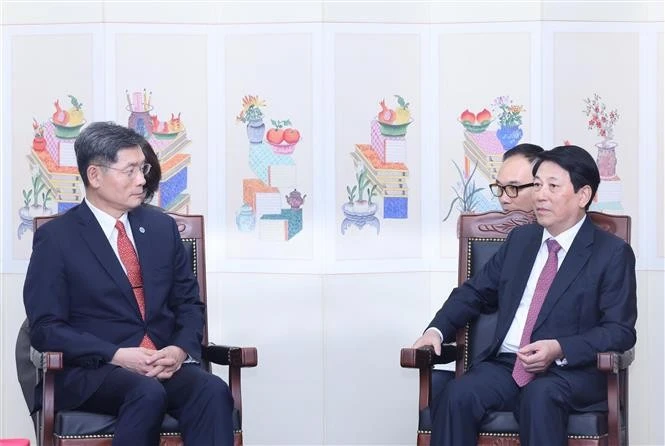 State President Luong Cuong (R) receives Kim Ghee-whan, President of the Korea Foundation (KF), on November 1. (Photo: VNA) 