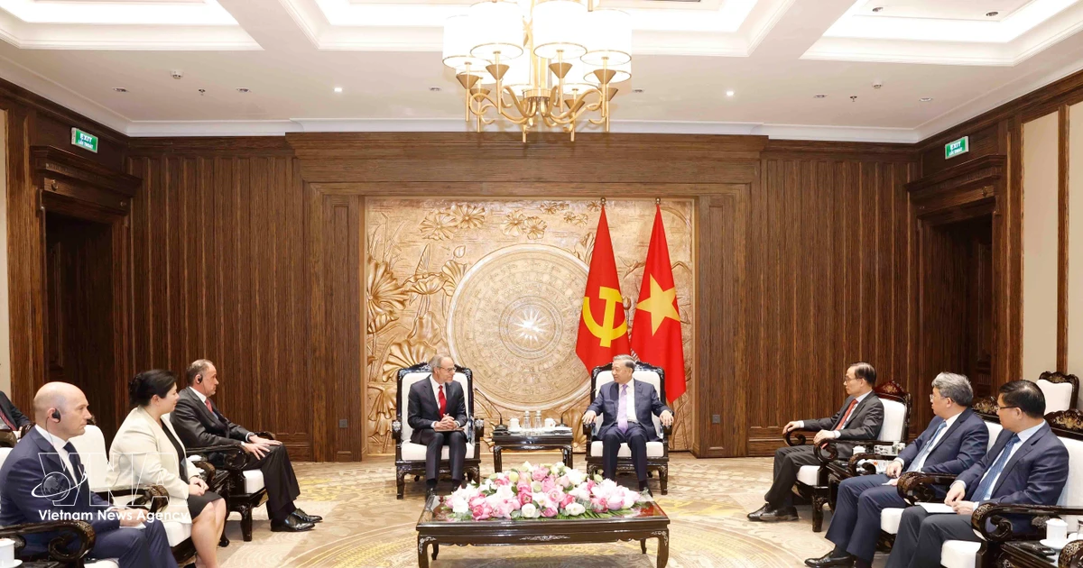 Top leader pledges favourable conditions for US tech firms to invest in Vietnam
