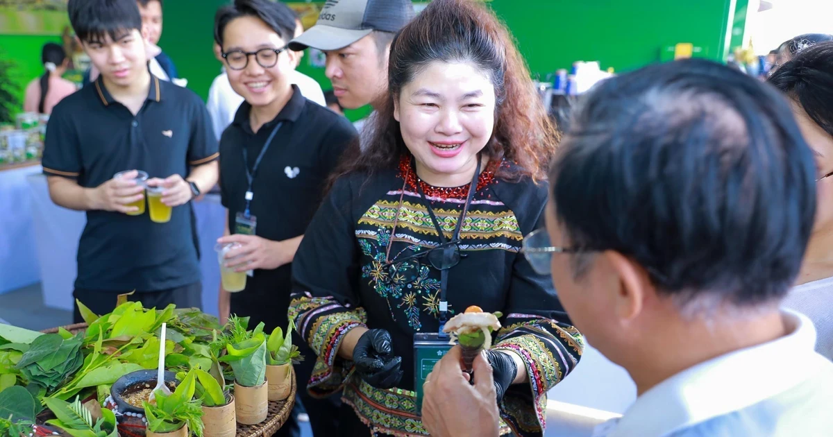 Visitors to the culinary space of the Autumn Fair 2025. (Photo: VNA)