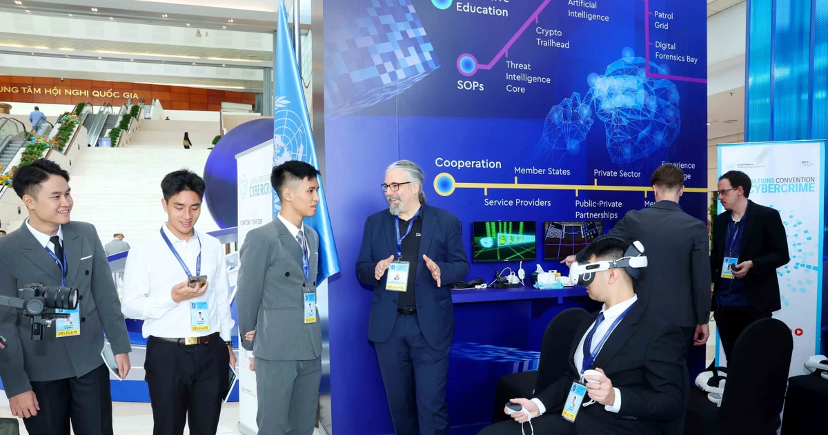 Delegates visit the United Nations technology exhibition space at the Ha Noi Convention Opening Ceremony. (Photo: VNA)