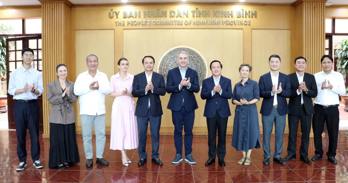 Participants at at the working session between Chairman of the People's Committee of Ninh Binh province Pham Quang Ngoc and Polish Deputy Prime Minister and Minister of Digital Affairs Krzysztof Gawkowski on October 26, 2025 (Photo: VNA)