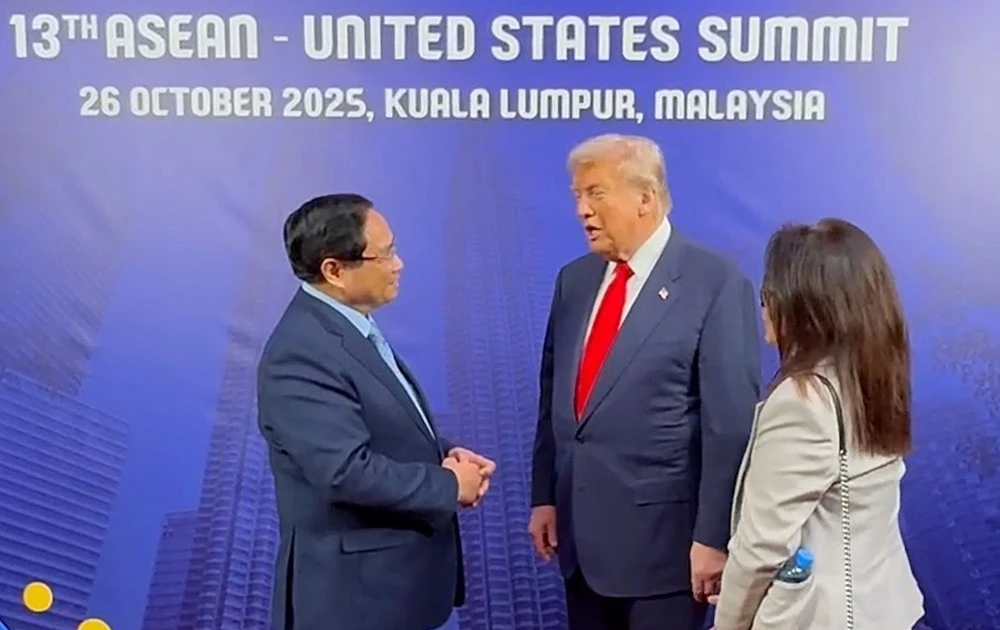 Prime Minister Pham Minh Chinh (L) and US President Donald Trump (Photo: VNA)
