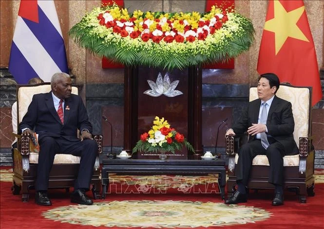 Vietnamese State President Luong Cuong (R) meets with President of the National Assembly of People's Power and President of the Council of State of Cuba Esteban Lazo Hernandez in Ha Noi on September 30. (Photo: VNA)