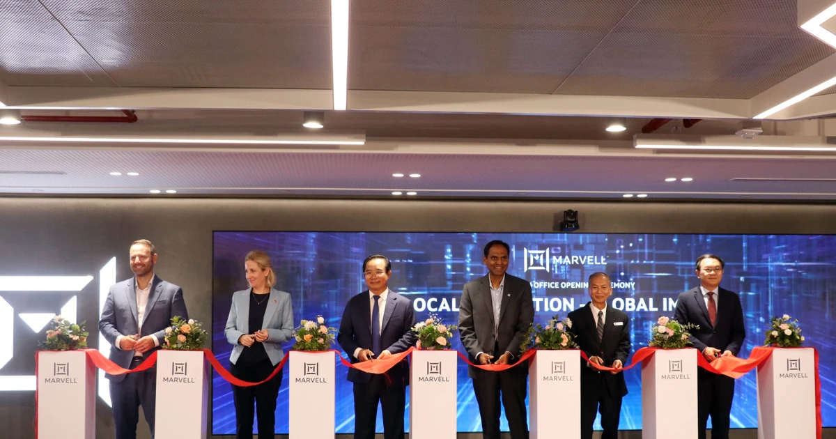 Delegates cut the ribbon to inaugurate Marvell’s new office at Etown 6 in Ho Chi Minh City. (Photo: VNA)