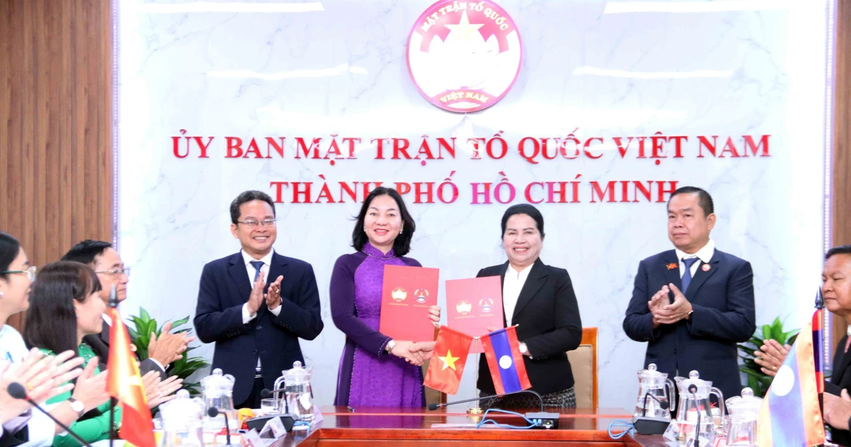 Ho Chi Minh City and Lao localities sign Memoranda of Understanding on cooperation in front work (Photo: VNA) 