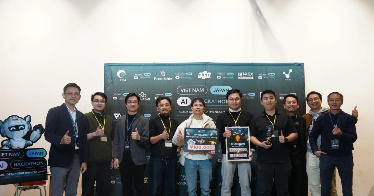 The team winning first prize at the final round of the Viet Nam–Japan AI Hackathon 2025. (Photo: VNA)