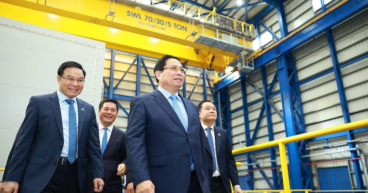 Prime Minister Pham Minh Chinh visits the operational system of the Nhon Trach 3 and 4 power plants (Photo: VNA)