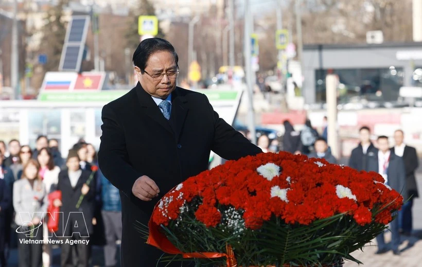 PM Pham Minh Chinh pays floral tribute to President Ho Chi Minh in Russia
