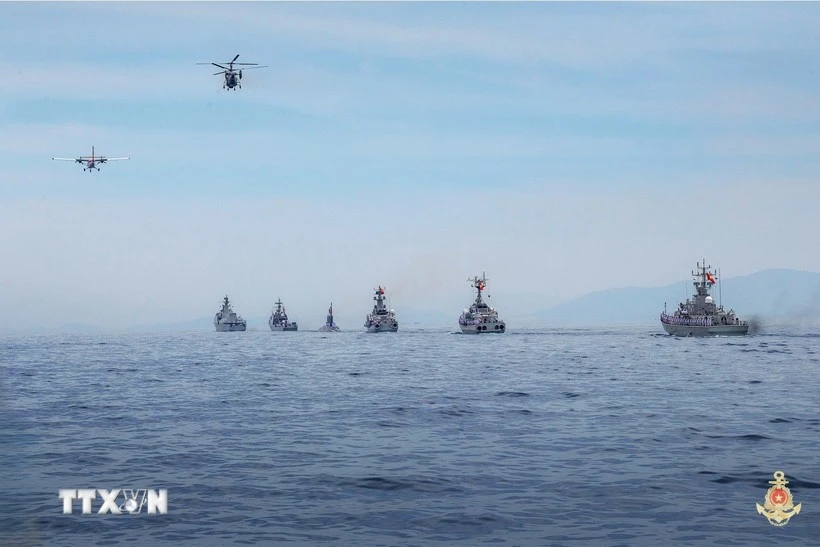 Formations of DHC-6 aircraft and Ka-28 anti-submarine helicopters, together with missile ship squadrons, take part in a naval parade in the waters of Cam Ranh, Khanh Hoa province, during the ceremony and parade celebrating the 80th anniversary of the August Revolution and National Day (September 2). (Photo: VNA)