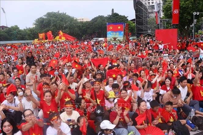 Citizens gather on Ha Noi streets to watch a rehearsal of the parade marking the 80th National Day anniversary. (Photo: VNA)