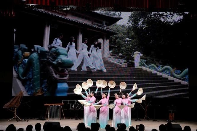 A dance performance by artists from the Viet Nam Contemporary Art Theatre at the Viet Nam Cultural Days in Russia on July 2, 2024. (Photo: VNA)