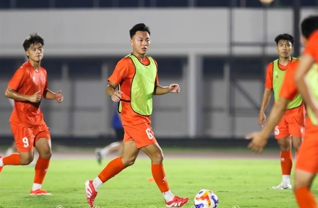 Vietnamese defensive midfielder Nguyen Thai Son in a training session in Bekasi in preparation for the ASEAN U23 Championship. (Photo: VFF)